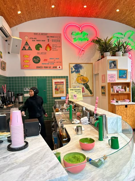 Colorful Cafe Interior, Cute Cafes Aesthetic, Colourful Coffee Shop, 80s Coffee Shop, Quirky Cafe, Cafe Business Ideas, Colourful Cafe, Fun Coffee Shop, Matcha Bar