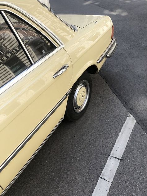 Taylor Album, Yellow Aesthetic Pastel, Carros Vintage, Yellow Car, 背景 シンプル, Old Car, Foto Ideas Instagram, Beige Aesthetic, Yellow Aesthetic