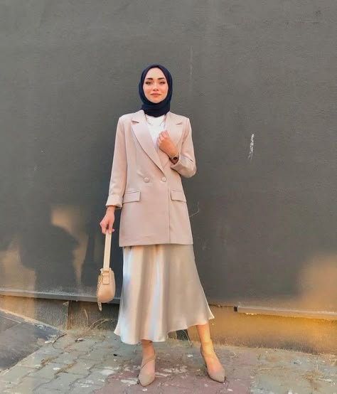 Hijab Outfit Work, Style Blazer Hijab, Blazer Outfits For Women Hijab, Blazer Hijab Outfits, Work Outfits Women Hijab, Hijab Work Outfit, Chic Hijab Outfit, Blazer Outfits Hijab, Satin Outfits