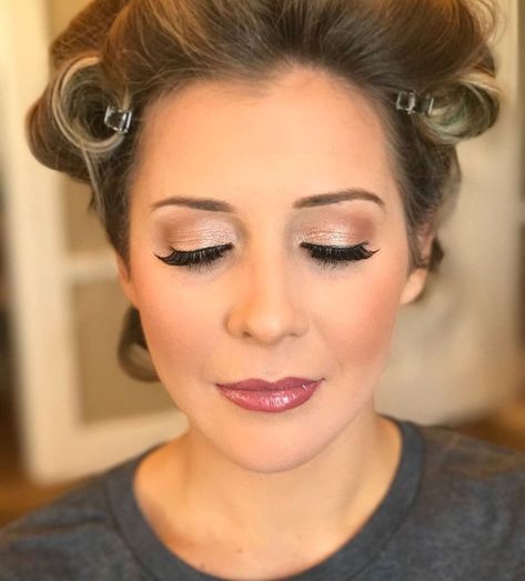 Makeup For Moms Over 40, Natural Wedding Makeup For Mother Of The Bride, Soft Glam Mother Of The Bride Makeup, Mom Of The Bride Makeup, Light Mother Of The Bride Makeup, Mother Of Bride Makeup Ideas, Mother Of The Bride Makeup Over 50 Blue Eyes, Makeup Señora, Mother Of Groom Makeup Make Up Mom