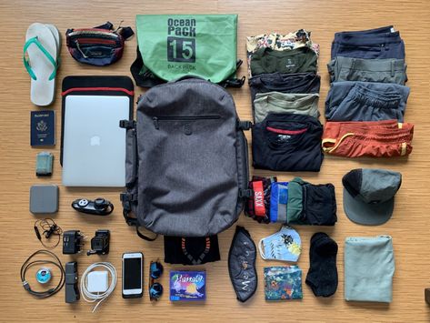 A look at each of the 44 things in my backpack after 250 days of world travel Travel Aesthetic Packing, Packing Backpack, Minimalist Travel Packing, Backpack Lifestyle, Aesthetic Packing, Packing Wardrobe, Minimalist Packing, Spiti Valley, Backpack Organization