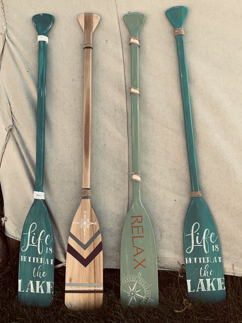 Old Paddle Ideas, Decorative Paddles Painted Oars, Painted Oars Ideas, Oar Painting Ideas, Painted Boat Paddles, Wood Paddle Decor Ideas, Painted Oars Paddles Diy, Lake House Bathroom Ideas Small Spaces, Boat Paddle Ideas Diy Painted Oars