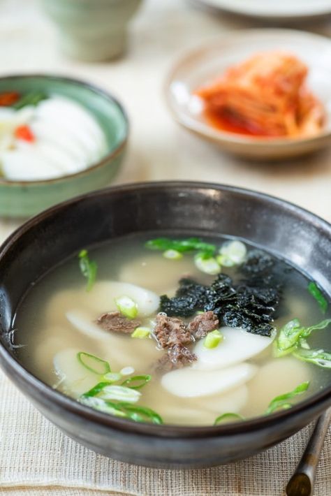 Korean Soup Recipes, Korean Rice Cake Soup, Koreansk Mad, Soup Recipes Easy, Rice Cake Soup, Chicken Soup Recipes Homemade, Chicken Soup Recipes Easy, Korean Soup, Creamy Soup Recipes