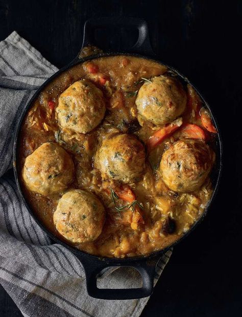 This winter veggie stew with wholesome lumpy dumplings from Nick Knowles' Proper Healthy Food is a family favourite in our home. It’s a big, rich, thick stew for the winter with lovely cheesy, herby dumplings. It's easy to make, healthy, hearty and a proper chunky feed. Veggie Stew, Menu Recipes, Dumplings Recipe, Recipes Chocolate, Dumpling Recipe, God Mat, Recipes Vegetarian, Vegetarian Dinner, Veggie Dishes