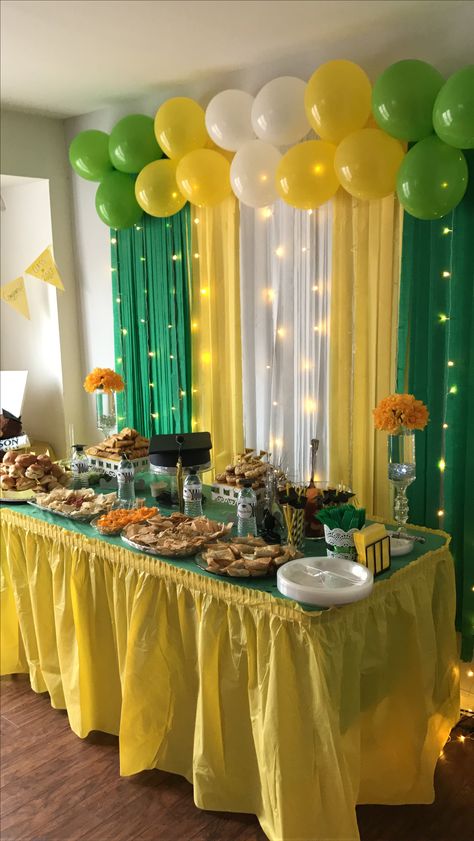 Graduation table decor Yellow And Green Birthday Decorations, Green And Yellow Birthday Party Decor, Green And Yellow Party Ideas, Lime Green And Yellow Party Decorations, Green And Yellow Decorations Party, Green And Yellow Food Ideas, Brazil Party Decorations, Green And Yellow Graduation Party Decor, Brazil Decorations