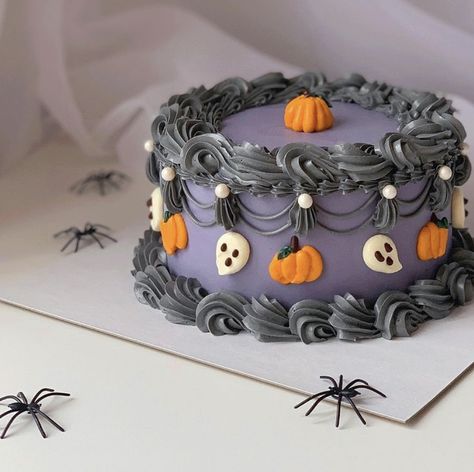 Cute Halloween Birthday Cake, Halloween Themed Birthday Cake, Goth Baking, Mini Halloween Cakes, Minimalist Birthday Cake, Lambeth Cakes, Whole Foods Cake, Cute Halloween Cakes, Pretty Sweets