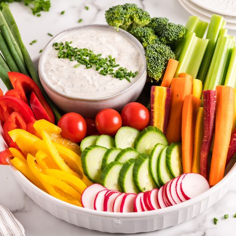 Make this easy veggie dip and get tips for making a beautiful crudite platter. Made with mayo and Greek yogurt and spices and herbs, it comes together in minutes and will be the talk of the party. Great for holiday parties, potlucks, game day and tailgating. Recipe via @thefreshcooky #cruditeplatter #bestveggiedip Crudite Platter Ideas Thanksgiving, Small Veggie Tray, Crudite Platter Ideas Presentation, Crudite Ideas, Veggie Tray Dip, Crudite Platter Ideas, Easy Vegetable Dip, Easy Veggie Dip, Crudite Dip