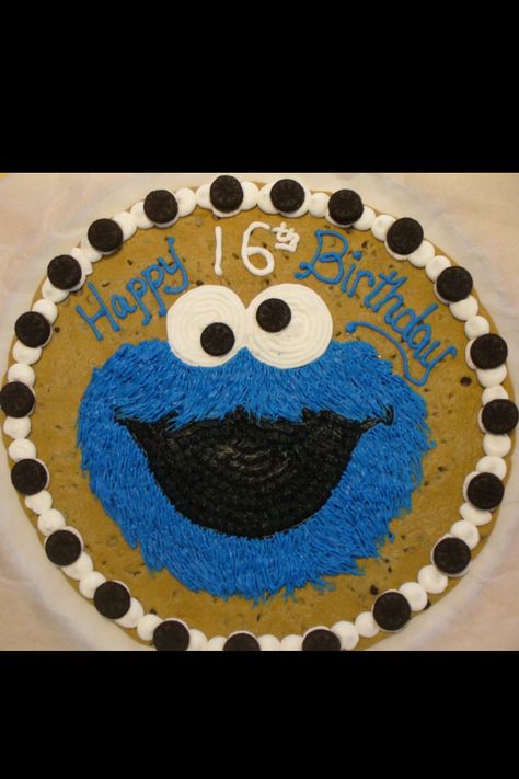 Cookie Monster cookie cake with mini Oreos. Used Wilton blue and black tube icings. Printed template and used piping gel to transfer to cookie. Cookie Monster Cookie Cake, Monster Cookie Cake, Cookie Monster Cakes, Cupcake Icing Tips, Deployment Party, Mini Oreos, Piping Gel, Cookie Monster Birthday Party, Cookie Cake Designs