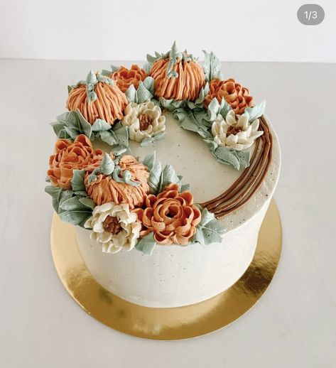 Pumpkin Cakes Decorated, Pink Fall Cake, Fall Boho Cake, Rustic Fall Cake, Fall Inspired Birthday Cake, Decorated Thanksgiving Cakes, Fall Wreath Cake, Fall Birthday Cake Ideas For Women, Fall Bridal Shower Cake Ideas