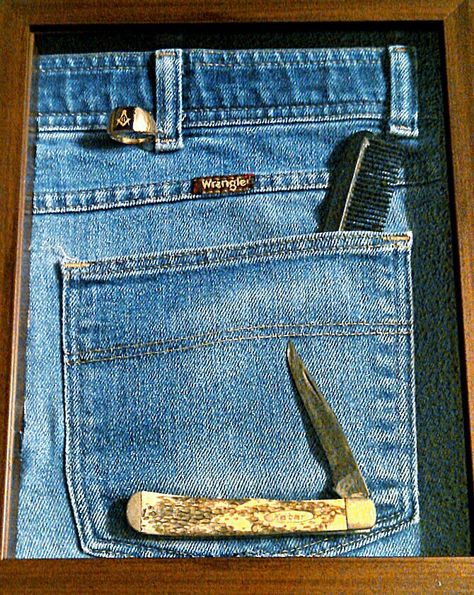 A memory (shadow box) made using my Dad's jean pocket, his masonic ring, comb, and his pocket knife. Clothes Logo Ideas, Memory Shadow Box, Baby Clothes Keepsake, Shadow Box Diy, Shadow Box Kunst, Clothes Logo, Shadow Box Memory, Shadow Box Ideas, Memorabilia Display