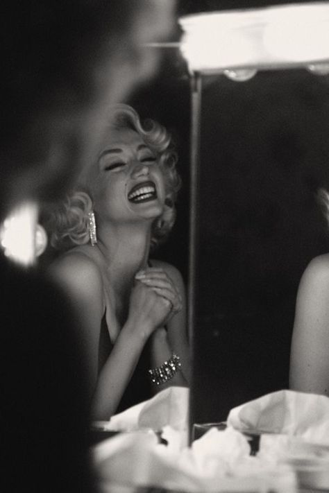 Marilyn Monroe, Blonde, Mirror