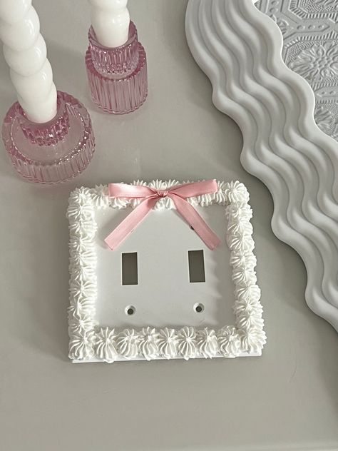 Spice up your home with our Coquette Bow Cake Wallplate Cover! Fits for 2 toggle light switch!  🎀 Made to order: Please allow 72 hours to create and ship! 🎀 🧁Please avoid getting Faux Cake Frosting wet or applying hard pressure / weight 🧁 🌈 Color customization: Send us a message to request a new color or pattern! 🌈 *Comes with one 5 inch wallplate and hardware per order* Coquette Home, Things For Apartment, Coquette Bathroom, Coquette Room Decor, Pink Bow Bedroom Ideas, Pink Bow Bedroom, Pink Bow Room Aesthetic, Pink Bow Bed Sheets, Coquette Light Switch Cover