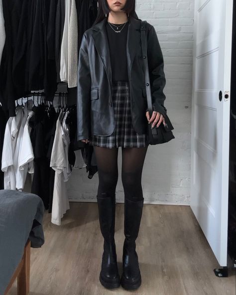 Grunge Style 2023, Interesting All Black Outfits, All Black Outfit For Salon, Prep Grunge Outfits, Edgy Cool Girl Style, Indie Film Aesthetic Outfits, Comfy Goth Outfits Grunge, Alt First Date Outfit, Nice Black Outfits