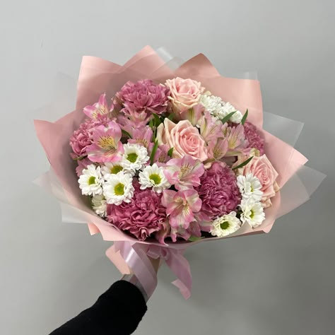 Simple Pink Flower Bouquet, Small Mixed Flower Bouquet, Pink And White Flower Bouquet Birthday, Pink Flowers Aesthetic Bouquet, Big Pink Flower Bouquet, Aesthetic Pink Flower Bouquet, Flowers Bouquet Ideas, Luxury Flower Bouquets, Diy Gift Card