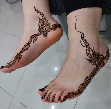 Mehandi Design Foot, Mehandi Design Leg Simple, Leg Mehndi Designs Simple Easy, Henna Designs Bridal, Mehndi Designs Bridal, Henna Black, Feet Mehndi, Henna Mehndi Designs, Party Henna