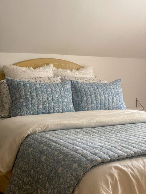 Blue ditsy floral quilt on white bed Blue Cottagecore Room, Blue Cottagecore Bedroom, Blue And Tan Bedroom, Cottage Core Bedding, Cottagecore Bedding, Newlywed Bedroom, Tan Bedroom, Cottage Style Bedroom, Blue Cottagecore