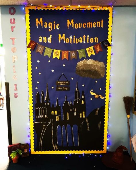 Harry Potter Door Decorating Contest, Harry Potter Christmas Classroom Door, Harry Potter Theme Classroom Door, Harry Potter School Bulletin Boards, Magic School Bus Classroom Door, Classroom Door Harry Potter, Harry Potter Door, Harry Potter Clip Art, Harry Potter Activities