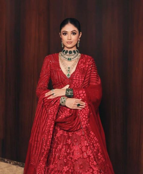 Red Lehenga With Green Jewellery, Red Lehenga Green Jewellery, Red Saree With Green Jewellery, Red Lehanga Outfits Bridal, Engagement Makeup Ideas, Red Bridal Lehenga Pakistani, Wedding Reception Lehenga, Mehndi Dress For Bride, Bridal Lehenga Pakistani