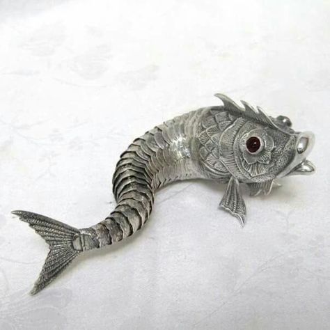 Articulated Fish, Fish Jewelry, Metal Fish, Metal Working Projects, Jewelry Techniques, Ancient Jewelry, Cool Jewelry, Amulets, Animal Jewelry