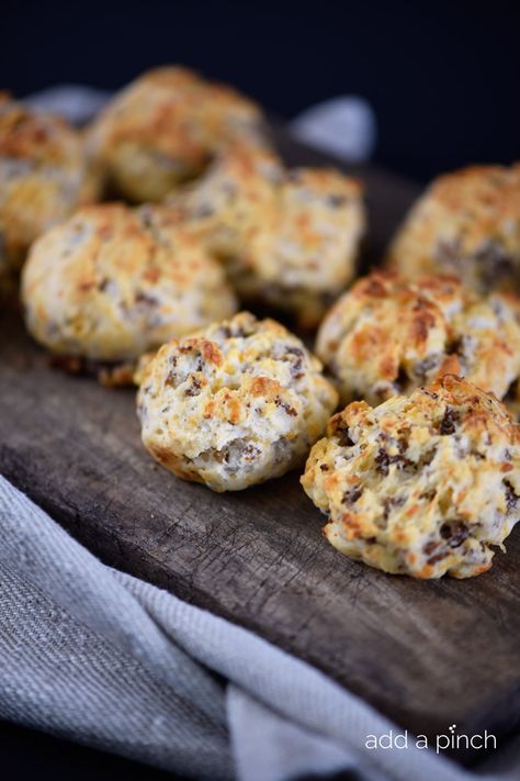 These sausage cheddar biscuit bites are a quick and easy, yet oh so delicious biscuit recipe your whole family is sure to love! Sausage Balls Bisquick, Cheddar Biscuit, Biscuit Bites, Sausage Balls Recipe, Sausage Biscuits, Healthy Thanksgiving Recipes, Bisquick Recipes, Cheddar Biscuits, Snack Bites