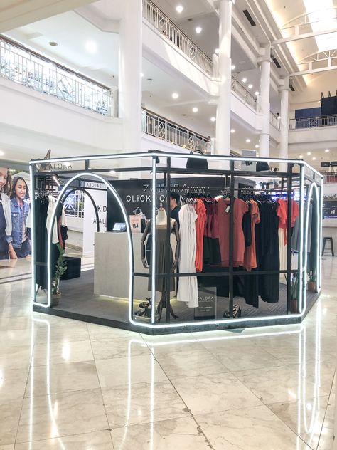 Cool Kiosk Design, Clothing Kiosk Design, Makeup Kiosk Design, Mall Kiosk Design Display, Mall Kiosk Ideas Retail, Retail Kiosk Design, Booth Design Fashion, Fashion Booth Design, Pop Up Booth Design