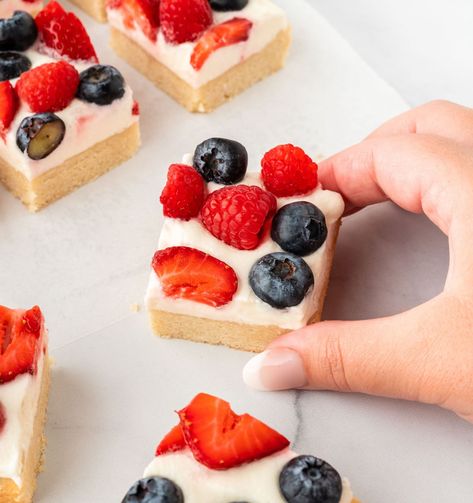 Pillsbury Fruit Pizza, Fruit Pizza Topping, Sugar Cookie Fruit Pizza, Cookie Fruit Pizza, Design Eat Repeat, Fruit Pizza Cookies, Sugar Cookie Pizza, Fruit Pizza Bar, Fruit Sugar Cookies