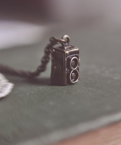 Camera Charm, Camera Necklace, Reflex Camera, Antique Cameras, Fur Coat Vintage, Vintage Fur, Vintage Cameras, Vintage Camera, Moda Vintage