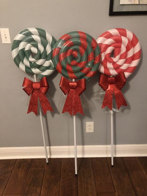 Dollar Store Christmas Crafts, Christmas Lollipops, Candy Land Christmas Decorations Outdoor, Pool Noodle, Dollar Store Christmas, Christmas Float Ideas, Christmas Yard Decorations, Christmas Float, Diy Pool