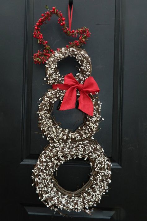 15 Christmas Wreath Ideas - Berry Snowman Wreath Wreath Snowmen, Snowmen Wreath, Grapevine Snowman, Cream Wreath, Outdoor Snowman, Christmas Wreath Designs, Hanger Christmas, Country Winter, Wreath Snowman