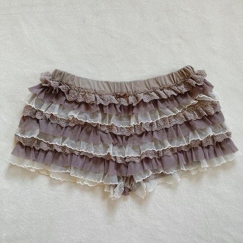 Bloomers Outfit, Frilly Shorts, Hat Aesthetic, Ruffle Bloomers, Brown Eyed Girls, 2000s Fashion, New Wardrobe, Just Don, Short Outfits