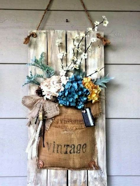 Decoracio Vintage Porch Decor, Vintage Porch, Seni Dan Kraf, Cones Crafts, Burlap Crafts, Pine Cone Crafts, Deco Floral, Vintage Crafts, Vintage Diy