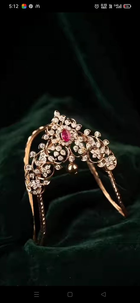 Diamond Vanki, Vanki Designs Jewellery, Ruby Necklace Designs, Diamond Earrings Online, Temple Jewellery Earrings, Gold Temple Jewellery, Pink Sapphire Earrings, Diamond Bracelet Design, Diamond Jewelry Set