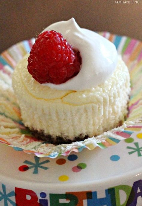 For my low carb birthday dinner we enjoyed these adorable Mini Cheesecakes. The taste was fantastic as was the creaminess. These cheeseca... Low Carb Birthday, Birthday Dinner Recipes, Low Carb Cheesecake Recipe, Mini Cheesecake Recipes, Postre Keto, Low Carb Cheesecake, Make Ahead Desserts, Low Carb Treats, Keto Friendly Desserts