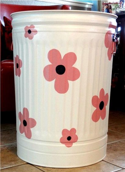 Garbage Can Painting Ideas, Paint Trash Can Ideas, Painting Trash Cans Ideas, Decorate Trash Can Ideas, Trash Can Decoration Ideas, Metal Trash Can Painted, Painted Metal Trash Cans, Painted Garbage Cans, Painted Trash Cans Ideas