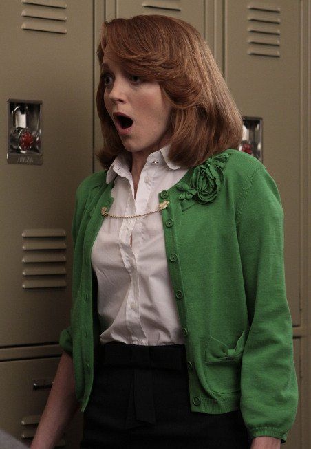 Still of Jayma Mays in Glee (2009) Emma Pillsbury, Glee Characters, Jayma Mays, Tv Shows Outfits, Librarian Chic, Glee Fashion, Simply Noelle, Sweater Clips, Librarian Shirt