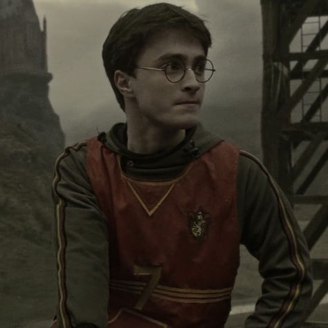 Harry Potter Half Blood Prince, Daniel Radcliffe Harry Potter, Half Blood Prince, Harry Potter Quidditch, Harry Potter Icons, Harry Potter Scene, Fred Weasley, Harry Potter Actors, Harry James