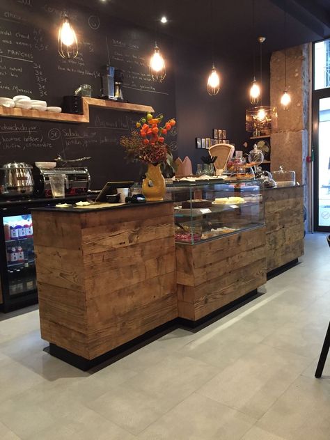 Rustic Coffee Shop Interior Design, Restaurant Design Rustic, Industrial Coffee Shop, Rustic Coffee Shop, Coffee Shop Counter, Wood Cafe, Cafe Display, Bakery Interior, Rustic Cafe