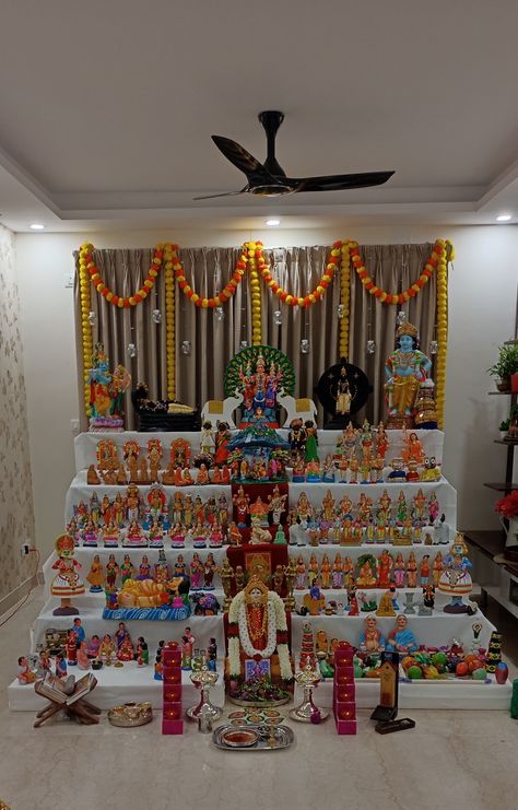 Bommala Koluvu Decoration, Diwali Backdrop Ideas, Samayapuram Mariamman, Dasara Decoration Ideas At Home, Diwali Backdrop, Navratri Ideas, Navaratri Golu, Bommala Koluvu, Puja Decor