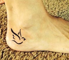 61 Small Dove Tattoos and Designs with Images - Piercings Models White Dove Tattoos, Small Dove Tattoos, Tattoos On Foot, Pigeon Tattoo, Tattoo On Foot, Grandma Tattoos, Dove Tattoo Design, Dove Tattoos, Petit Tattoo