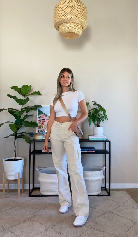 Uni Outfits Casual, Cargo Pant Outfits, Cream Pants Outfit, Linen Pants Style, Tan Outfit, Pant Outfits, Cargo Pants Outfit Women, White Pants Outfit, White Cargo Pants