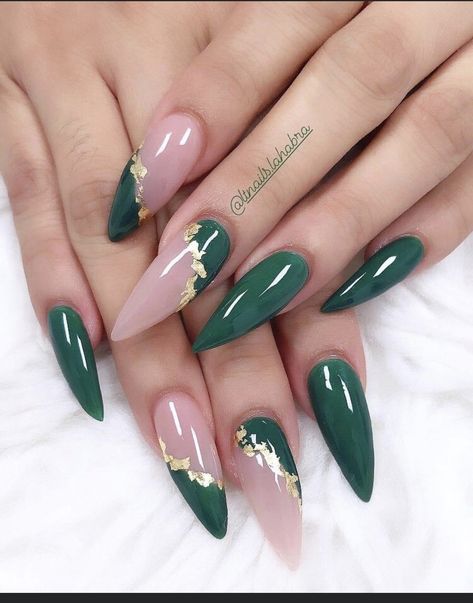 Short Green Stilleto Nails, Purple Green Gold Nails, Smaragd Green Nails, Dark Green Nails Designs Gold, Emerald Almond Nails, Emerald Green Stiletto Nails, Dark Nails Purple, Green And Gold Almond Nails, Emerald Green Ombre Nails