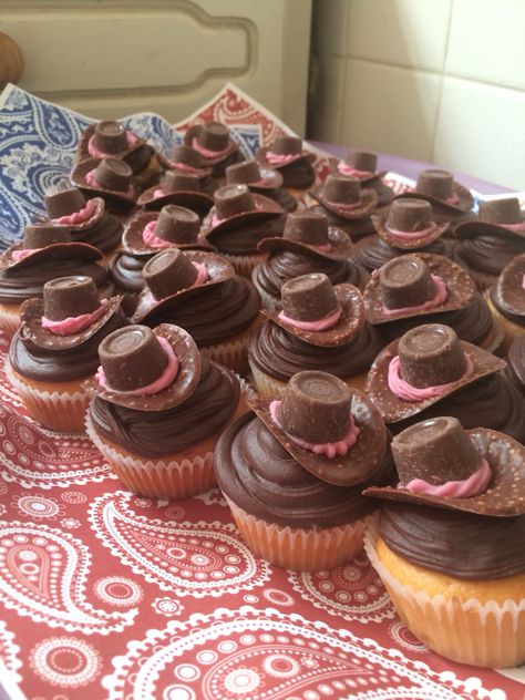 Western Party Cupcakes, Western Cupcake Cake, Cowgirl Theme Cupcakes, Horse Party Cupcakes, Cowgirl Party Desserts, Pink Cowboy Cake, Cowboy Hat Cupcakes, Western Party Desserts, Cowgirl Cakepops