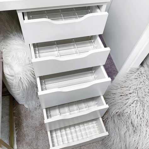 Looking for makeup storage ideas for your Ikea Alex Five Drawers? Look no more, we have the perfect clear cosmetic drawer Insert. DOLL CLUB's plastic dividers come flat packed into slots and are extremely easy to assemble, not only keeping your beloved cosmetics tidy but also displaying it in a more than satisfying way with your Vanity collection. 3 columns with a total of 33 storage slots. Package arrives in acrylic strips. Made from solid 3mm clear acrylic sheets. Custom designed for Ikea Alex Dressing Table Hollywood Mirror, Ikea Malm Desk, Alex Drawer Organization, Ikea Makeup Storage, Vanity Goals, Vanity Collections, Ikea Makeup, Rangement Makeup, Ikea Alex Drawers