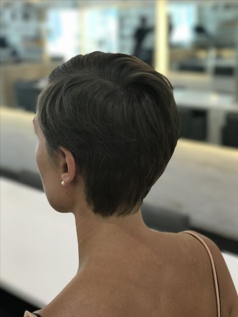 Center Part Pixie, Straight Hair Pixie Cut, Very Short Brown Hair, Pixie Cut Back View, Back Of Pixie Haircut Neckline, Hair Dye Colours, Thick Hair Pixie Cut, Cool Hairstyles For Girls, Amazing Hairstyles