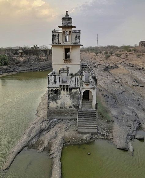 Rani padmini palace chittorghar Palace Sketch, Rani Padmini, Home Styles Exterior, History Of India, Fantasy Homes, Udaipur, Story Ideas, Palace, Sketch