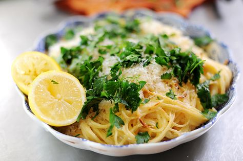 Baked lemon pasta - fresh, light and easy to make. Resep Pasta, Erma Bombeck, Pasta Carbonara, Lemon Pasta, Think Food, Linguine, Tortellini, Pioneer Woman, I Love Food