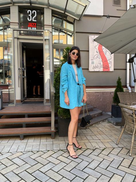 Woman standing in turquoise summer suit Turquoise Blazer Outfit, Shorts Suit Outfit, Blazer Outfit Summer, Summer Outfit Shorts, Light Spring Color Palette, Turquoise Jacket, Colour Outfit, Turquoise Blazer, Light Spring Colors