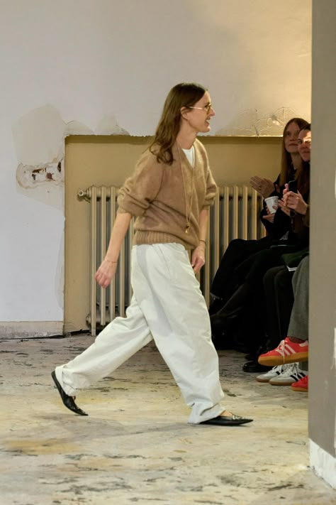 Carven Fall 2024 Ready-to-Wear Fashion Show | Vogue White Pants Outfit, Runway Looks, Casual Work Outfits, Fashion Images, 가을 패션, Classic Outfits, Fall 2024, 80s Fashion, White Pants