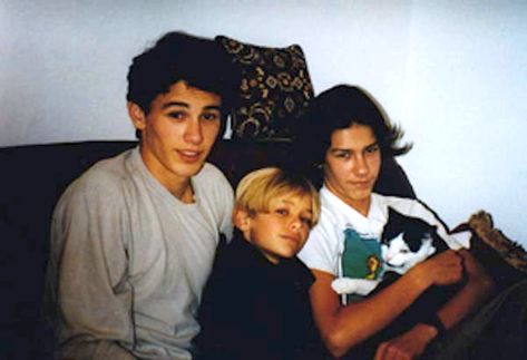 Family photo, late 1980s.  L to R: James Franco, Dave Franco, Tom Franco.  All three Franco brothers would pursue acting and would eventually act with their siblings. Tom Franco, James And Dave Franco, Franco Brothers, Dave Franco, Freaks And Geeks, James Franco, Leonardo Dicaprio, Man Crush, Brad Pitt