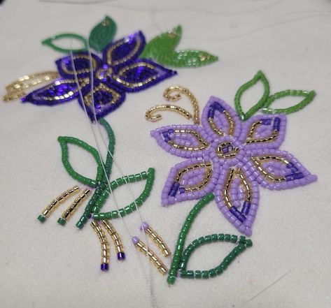 Ojibwe Floral Design Beadwork, Ojibwe Floral Design, Christi Belcourt, Metis Beading, Ojibwe Floral, Beading Art, Floral Beadwork, Beadwork Ideas, Moti Work